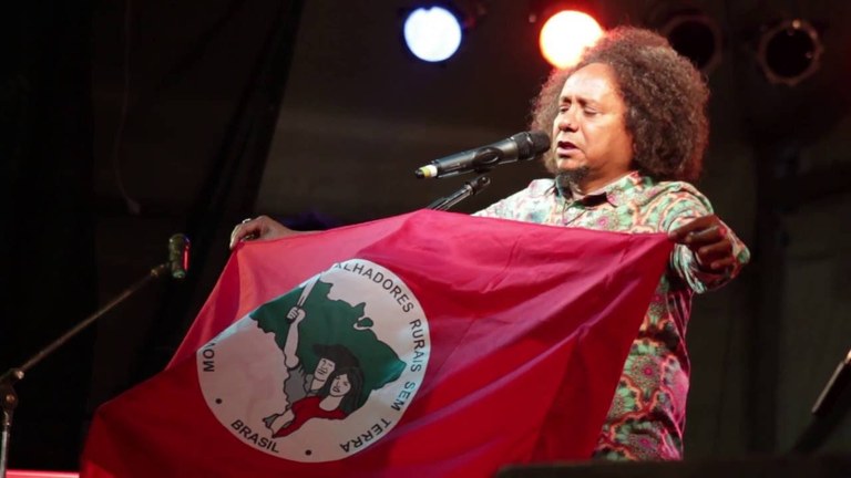 CHICO CESAR COM BANDEIRA.jpg