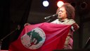 CHICO CESAR COM BANDEIRA.jpg