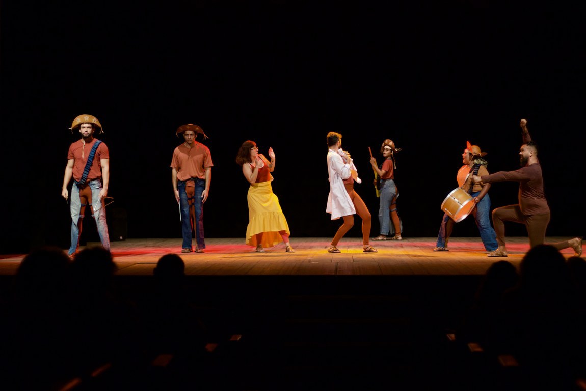 Curso de Teatro da Funesc 2025 apresenta o espetáculo “Lampiaço, o Rei do Cangão” no Theatro Santa Roza