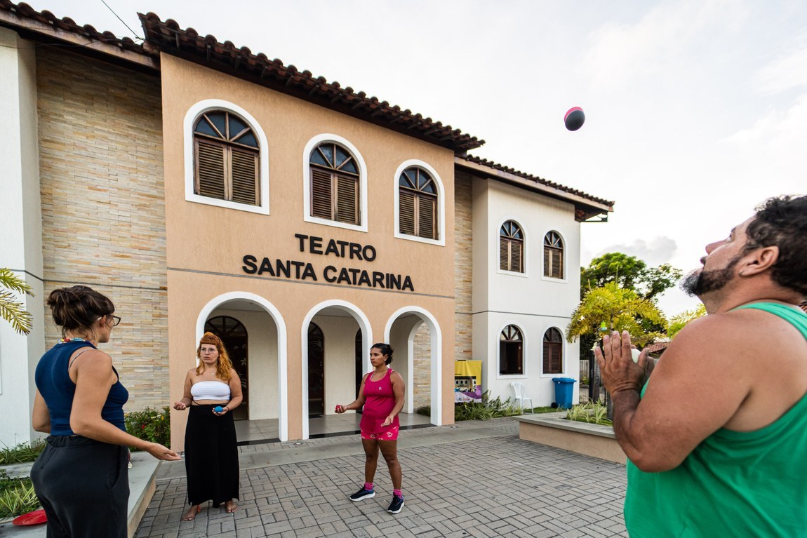 Teatro Santa Catarina comemora 39 anos com feirinha de artesanato e espetáculos de circo e dança