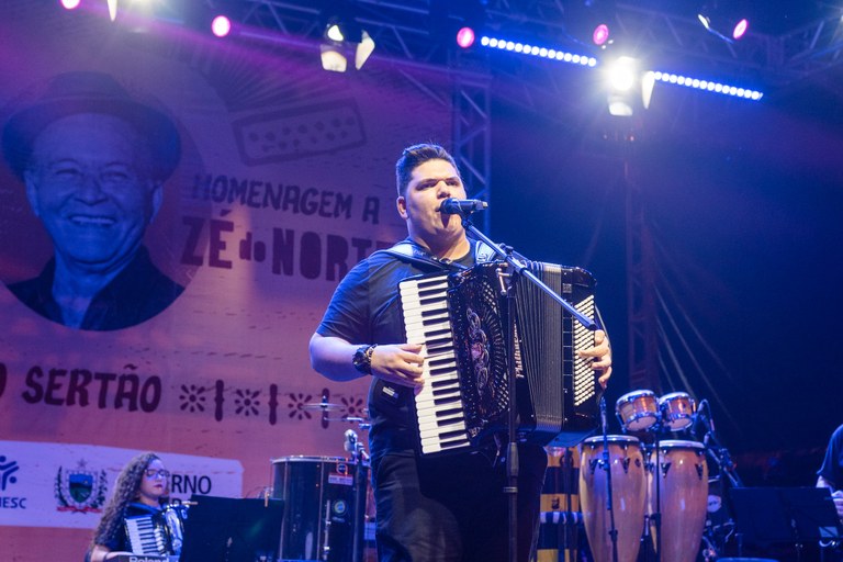 Juan Salvador em apresentação durante Festival de Música da PB